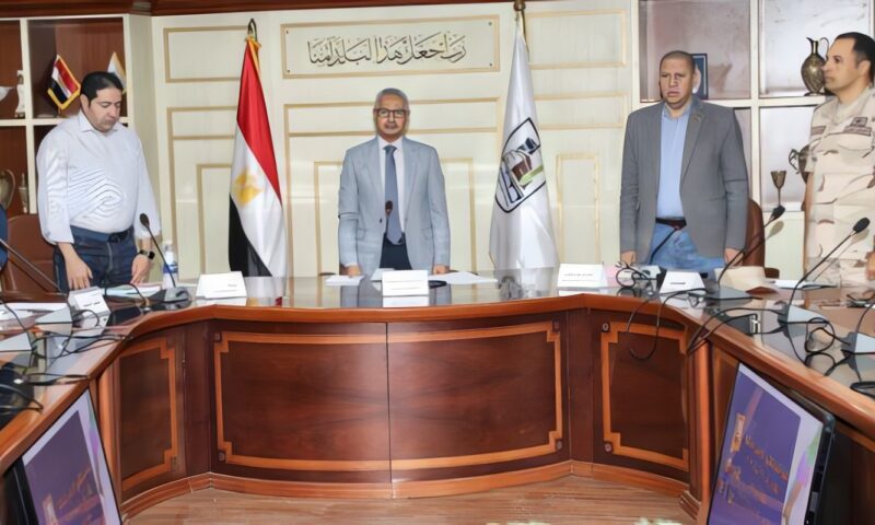قبل مناقشة ملفات التقنين.. لفتة إنسانية من محافظ بني سويف ترحمًا على ضحايا «حادث المثلث»