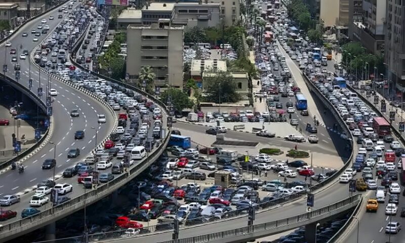 مع عودة الموظفين للعمل وطلاب المدارس.. كثافات مرورية في القاهرة والجيزة