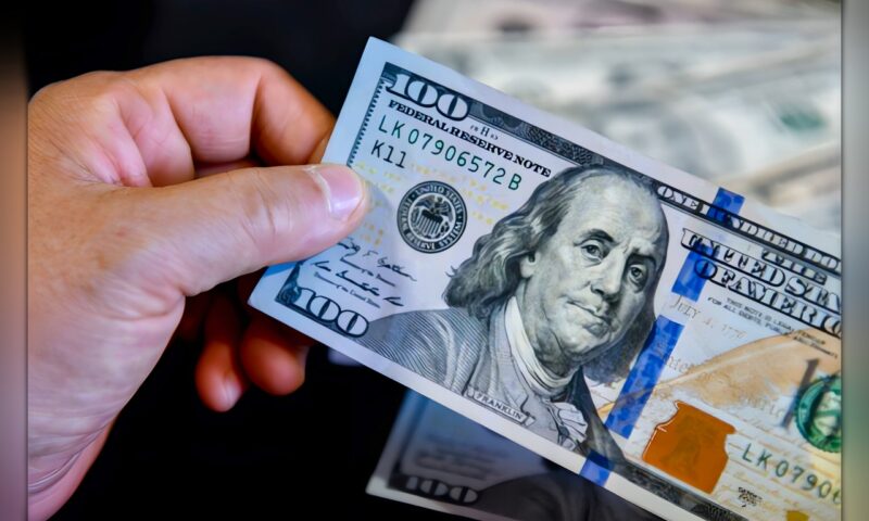 الدولار يتجاوز 55 جنيهًا.. خبير يكشف تأثير الأموال الساخنة وارتفاع أسعار الطاقة