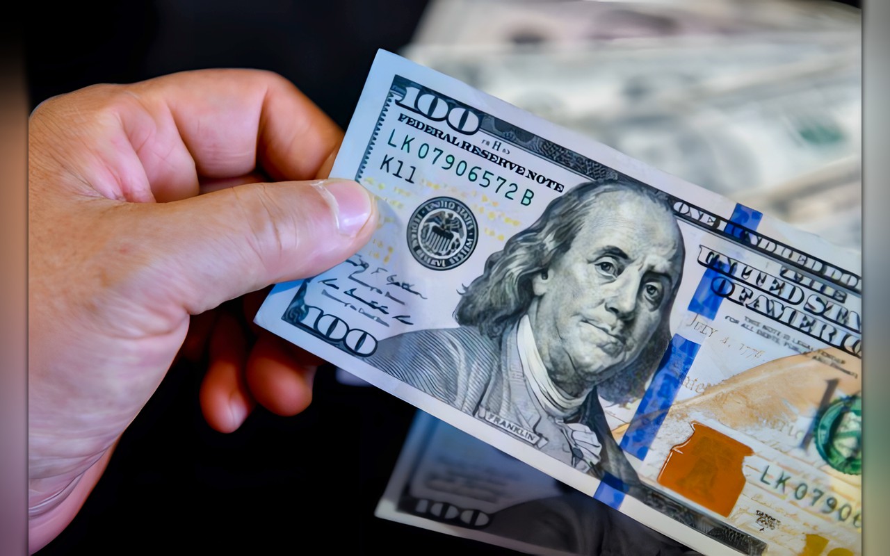 الدولار يتجاوز 55 جنيهًا.. خبير يكشف تأثير الأموال الساخنة وارتفاع أسعار الطاقة