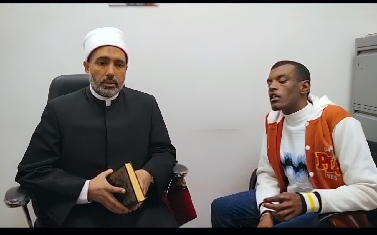 موهبة قرآنية.. آدم من ذوي التوحد يحدد مواضع الآيات بالمصحف الشريف في أوقاف أسوان