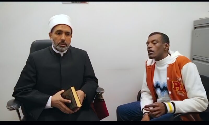 موهبة قرآنية.. آدم من ذوي التوحد يحدد مواضع الآيات بالمصحف الشريف في أوقاف أسوان