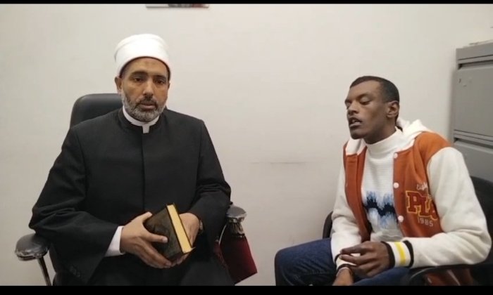 موهبة قرآنية.. آدم من ذوي التوحد يحدد مواضع الآيات بالمصحف الشريف في أوقاف أسوان