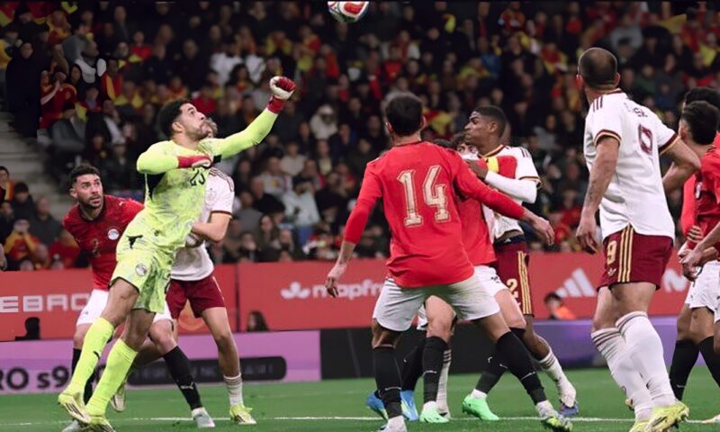 غرامة 20 ألف دولار وإغلاق للمدرجات.. فيفا يعاقب الاتحاد الإسباني بسبب أحداث مباراة مصر