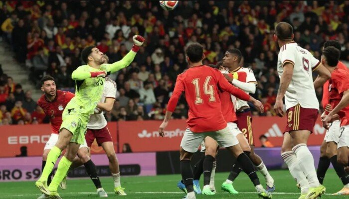 غرامة 20 ألف دولار وإغلاق للمدرجات.. فيفا يعاقب الاتحاد الإسباني بسبب أحداث مباراة مصر