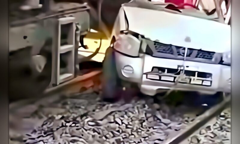 انتظام حركة القطارات بعد تصادم جرار قطار بسيارة على مزلقان الشلال بأسوان
