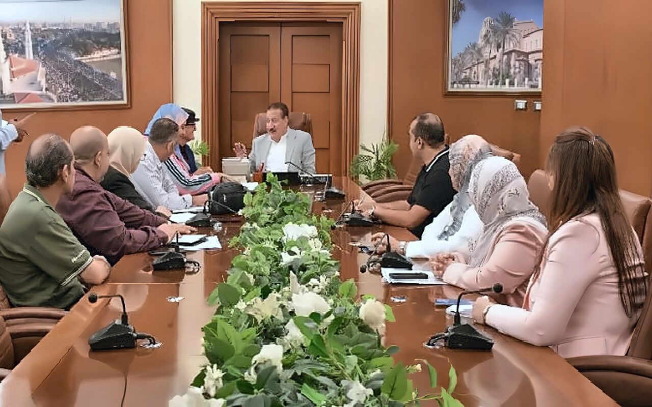 محافظ بورسعيد يبحث مطالب المواطنين ويوجه بسرعة حل الشكاوى ودراسة الحالات الإنسانية