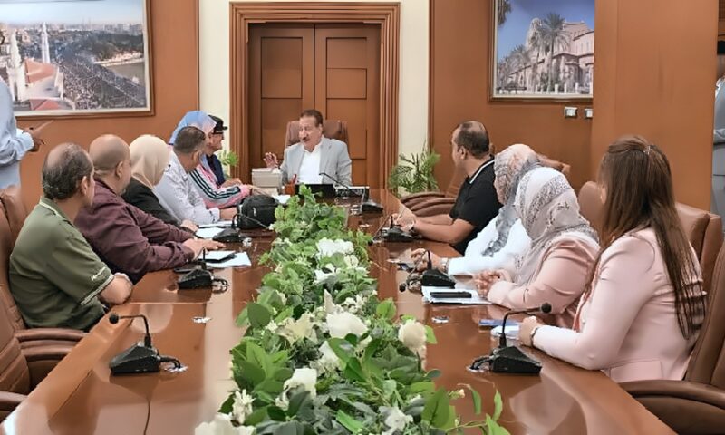محافظ بورسعيد يبحث مطالب المواطنين ويوجه بسرعة حل الشكاوى ودراسة الحالات الإنسانية