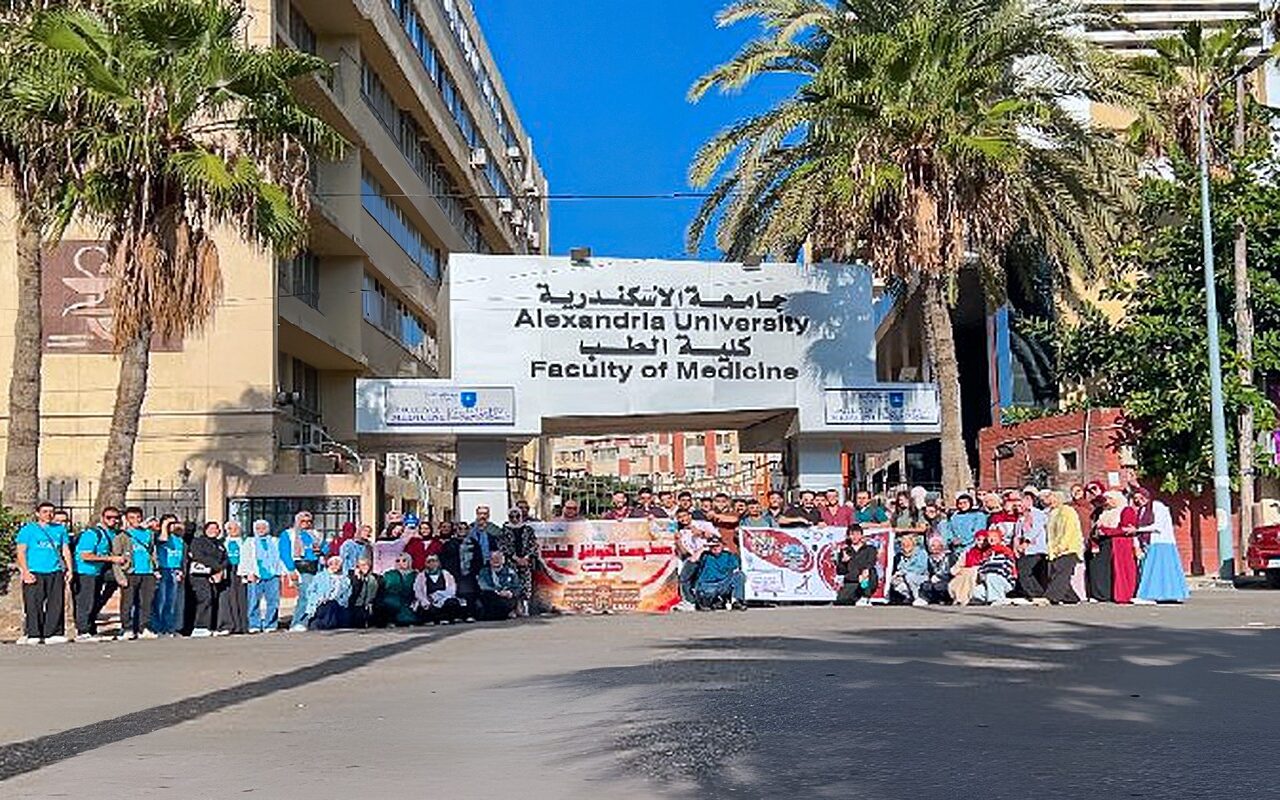 جامعة الإسكندرية تنظم قافلة طبية مجانية لـ 920 مواطنًا بقرية عبد القادر