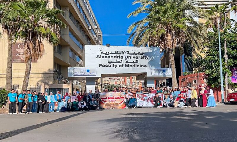جامعة الإسكندرية تنظم قافلة طبية مجانية لـ 920 مواطنًا بقرية عبد القادر
