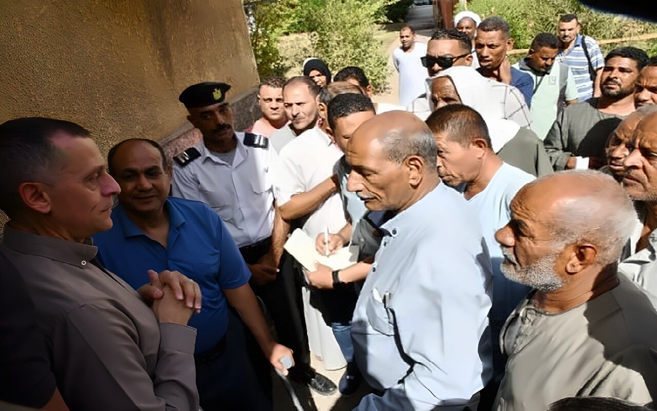 لخدمة أهالي كوم أمبو.. مكتب خدمة المواطنين يفتح أبوابه لتلقي الشكاوى والمطالب
