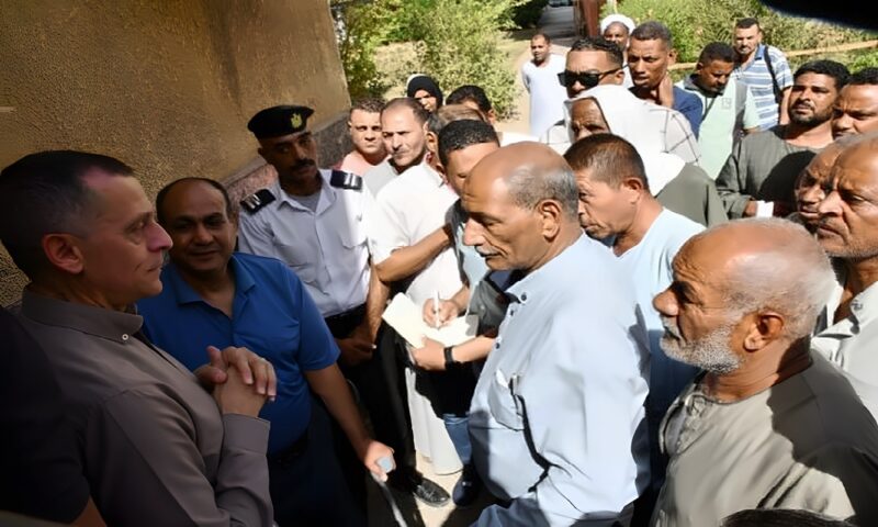 لخدمة أهالي كوم أمبو.. مكتب خدمة المواطنين يفتح أبوابه لتلقي الشكاوى والمطالب