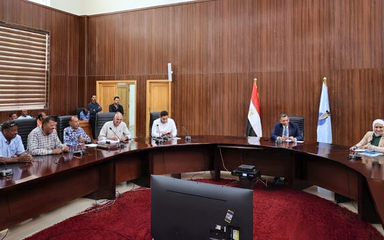 محافظ البحر الأحمر يبحث مستجدات مدينة الحرفيين بالغردقة