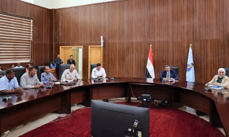 محافظ البحر الأحمر يبحث مستجدات مدينة الحرفيين بالغردقة