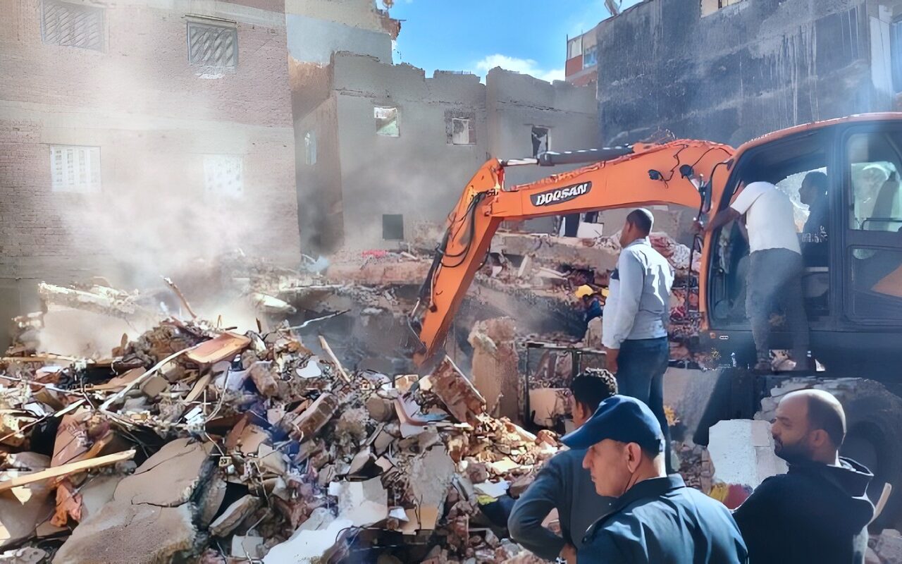 «تضامن الإسكندرية»: حصر ضحايا عقار أبو سليمان المنهار والأسر التي أُخليت من منازلها لصرف المساعدات