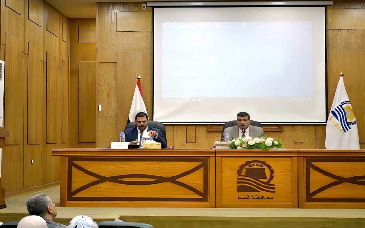 100 مشاية معدنية و19 مهندسًا.. تحركات جديدة لمحافظ قنا لتأمين العبور وتسريع التصالح