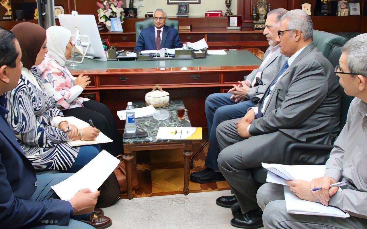 محافظ بني سويف يستعرض مستجدات مشروعات الصرف الصحي بالمشاركة المجتمعية