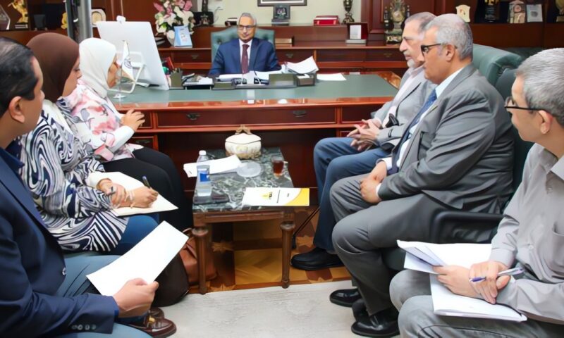 محافظ بني سويف يستعرض مستجدات مشروعات الصرف الصحي بالمشاركة المجتمعية