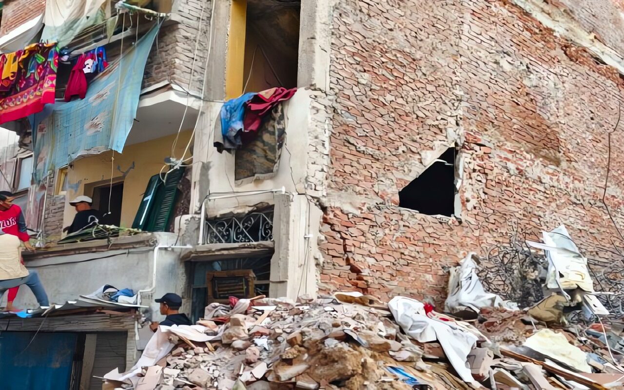 قرار بالهدم الكلي للعقار المجاور لمنزل الترعة المردومة المنهار بالإسكندرية