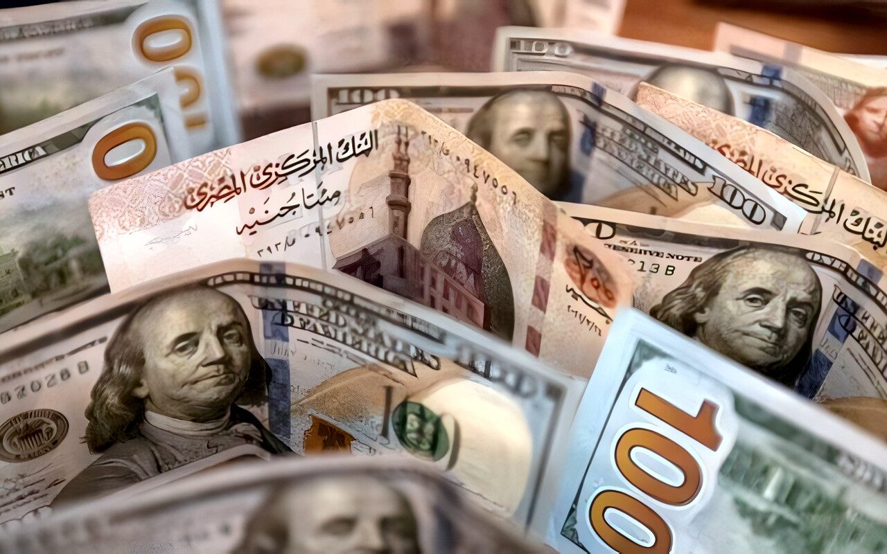 على حافة الـ 56 جنيها.. لماذا يستمر سعر الدولار في الارتفاع أمام الجنيه المصري؟