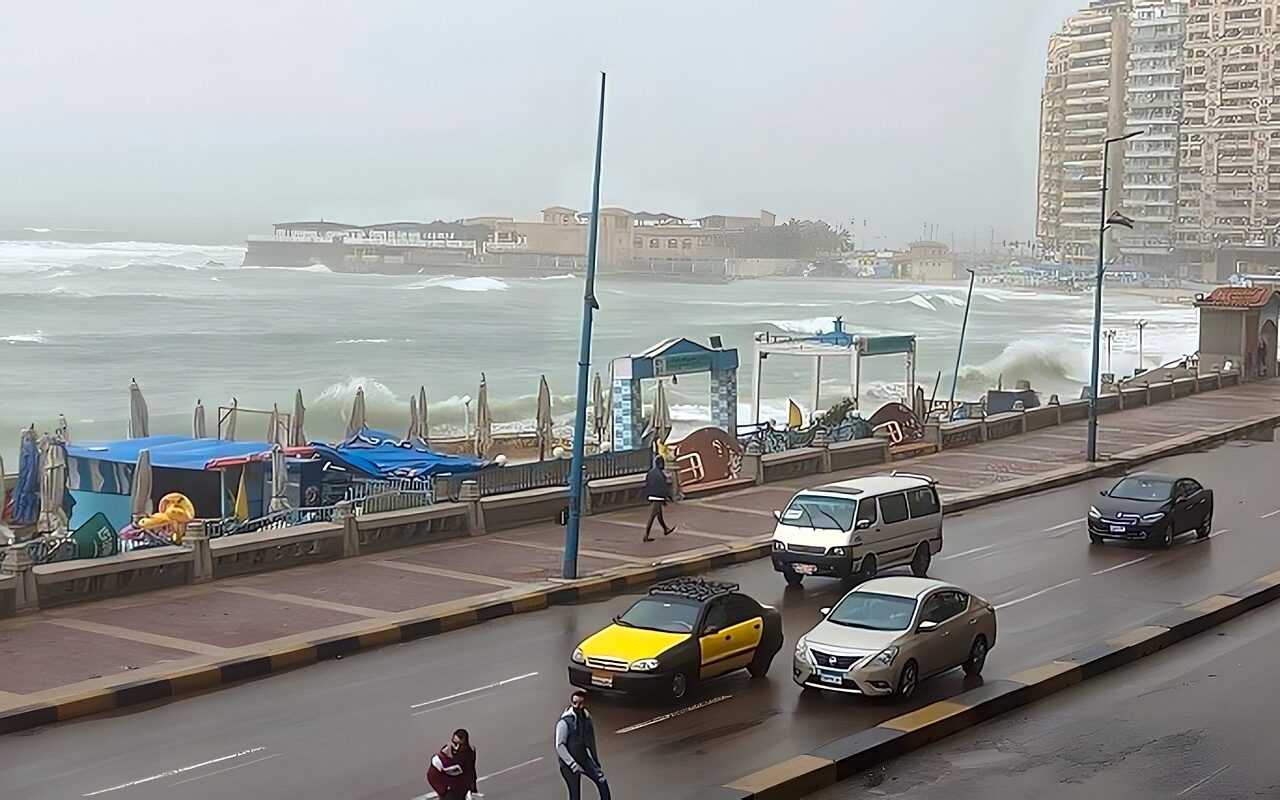 نوة رياح الصليب الثانية تضرب الإسكندرية.. حالة الطقس المتوقعة خلال 72 ساعة
