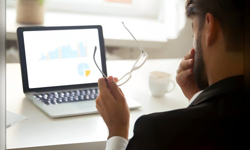 4 نصائح للحفاظ على صحة العين عند استخدام الهاتف والكمبيوتر لساعات طويلة