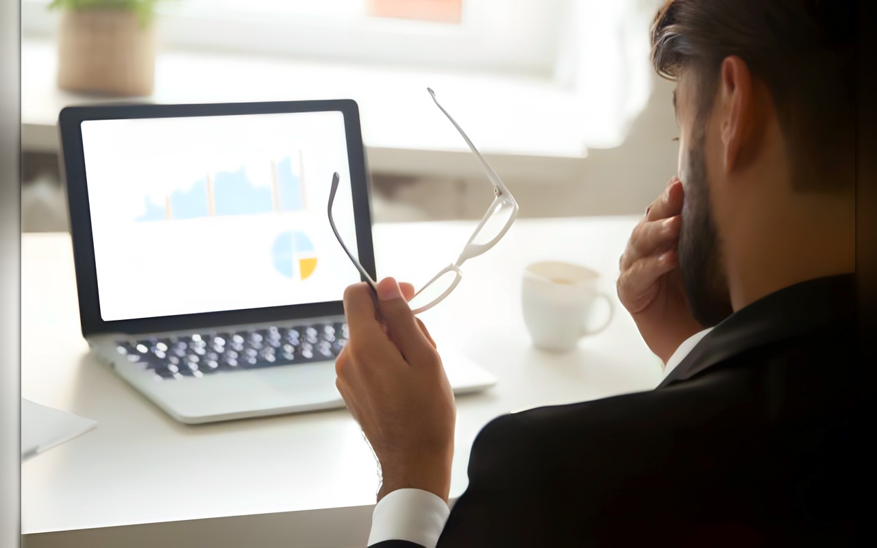 4 نصائح للحفاظ على صحة العين عند استخدام الهاتف والكمبيوتر لساعات طويلة