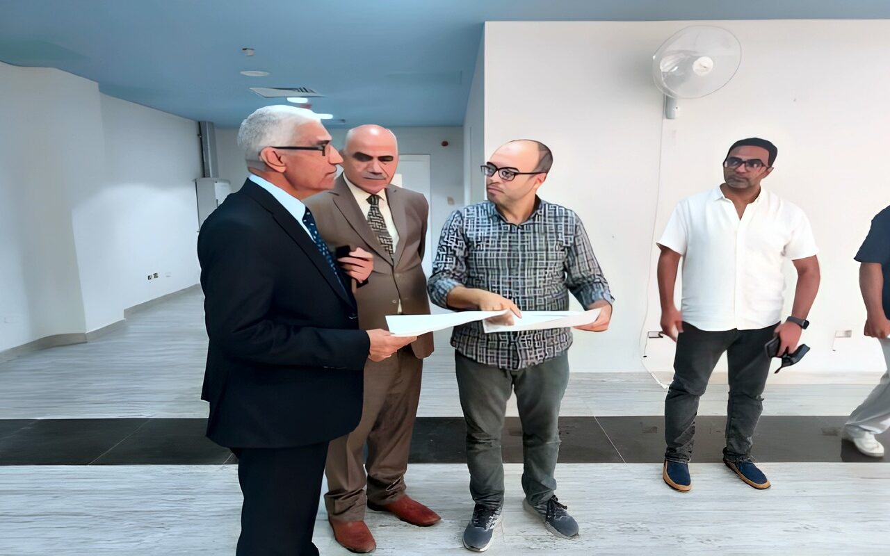 رئيس جامعة جنوب الوادي الأهلية ورئيس مجلس الأمناء يتفقدان تجهيزات عيادات الأسنان ومعامل المحاكاة