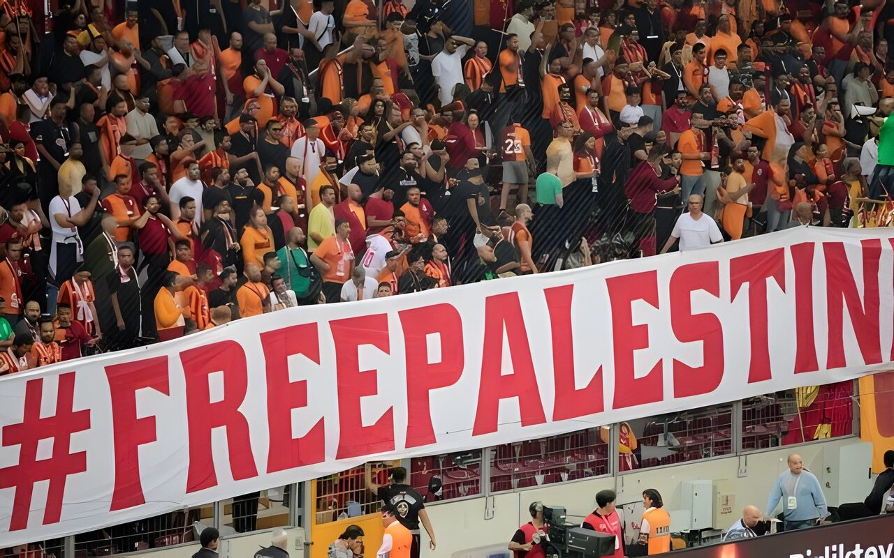 لافتات «فلسطين حرة» تزين مدرجات جلطة سراي قبل مواجهة برشلونة في دوري أبطال أوروبا «صور»