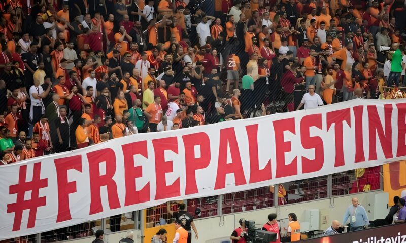 لافتات «فلسطين حرة» تزين مدرجات جلطة سراي قبل مواجهة برشلونة في دوري أبطال أوروبا «صور»