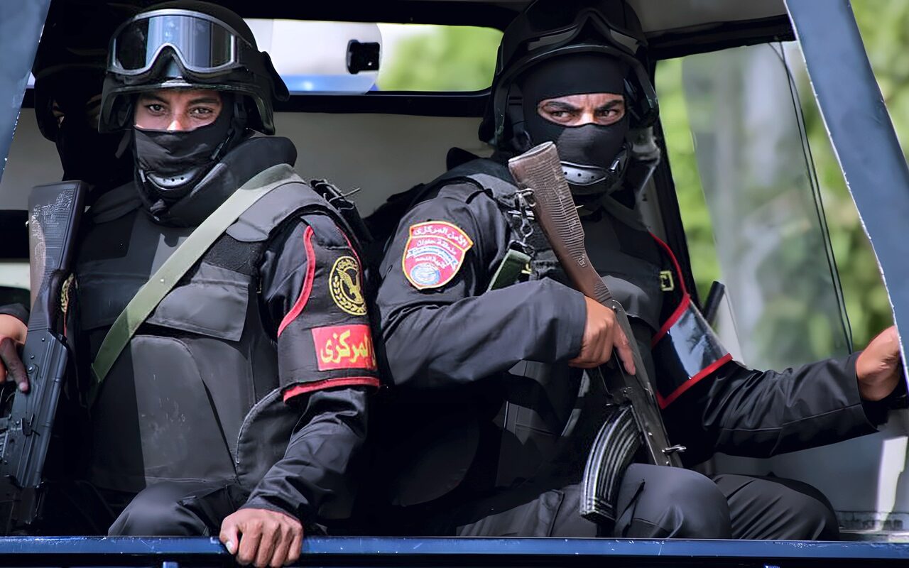 «فرد شرطة اقتحم منزلي».. الأمن يكشف حقيقة فيديو مشاجرة أشقاء بالمنوفية