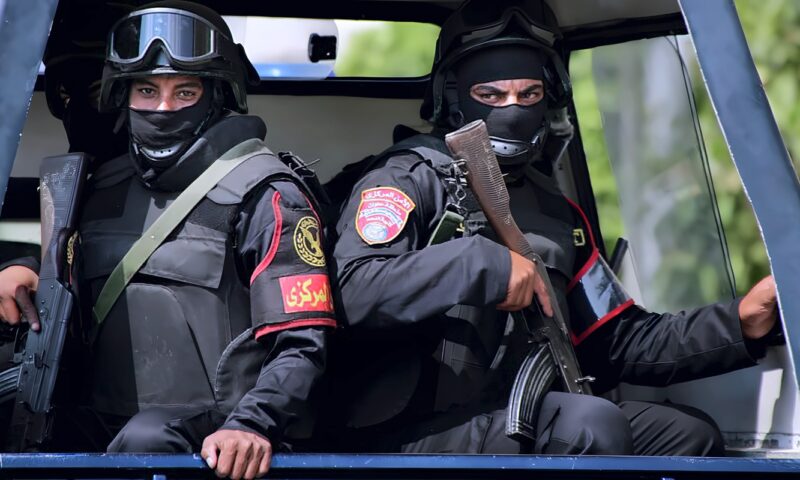 «فرد شرطة اقتحم منزلي».. الأمن يكشف حقيقة فيديو مشاجرة أشقاء بالمنوفية