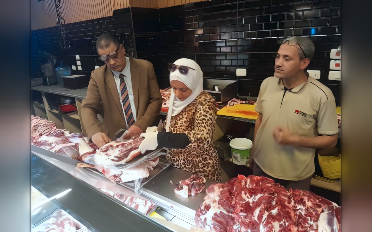 «تموين بني سويف» يضبط كمية من اللحوم المذبوحة خارج المجزر ومصنعات مجهولة المصدر