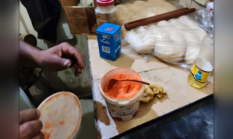 إغلاق محلين مخالفين وضبط وإعدام ربع طن مواد غذائية فاسدة في المنيا