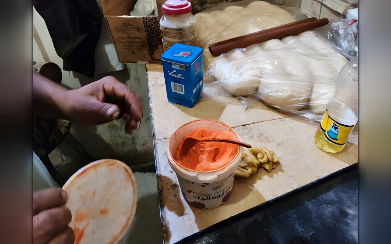 إغلاق محلين مخالفين وضبط وإعدام ربع طن مواد غذائية فاسدة في المنيا