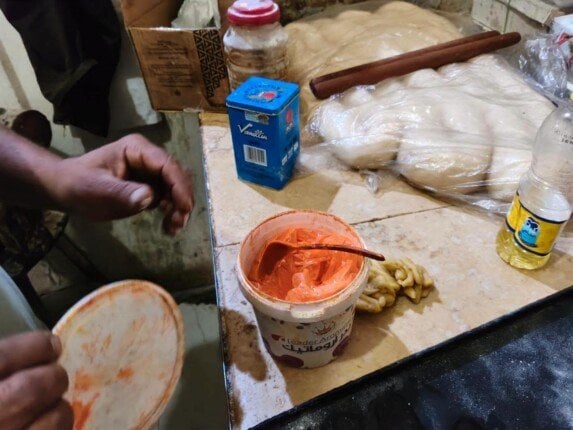 إغلاق محلين مخالفين وضبط وإعدام ربع طن مواد غذائية فاسدة في المنيا