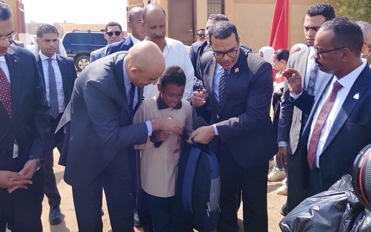 وزير التربية والتعليم في جولة ميدانية مفاجئة بحلايب وشلاتين لمتابعة انتظام الدراسة