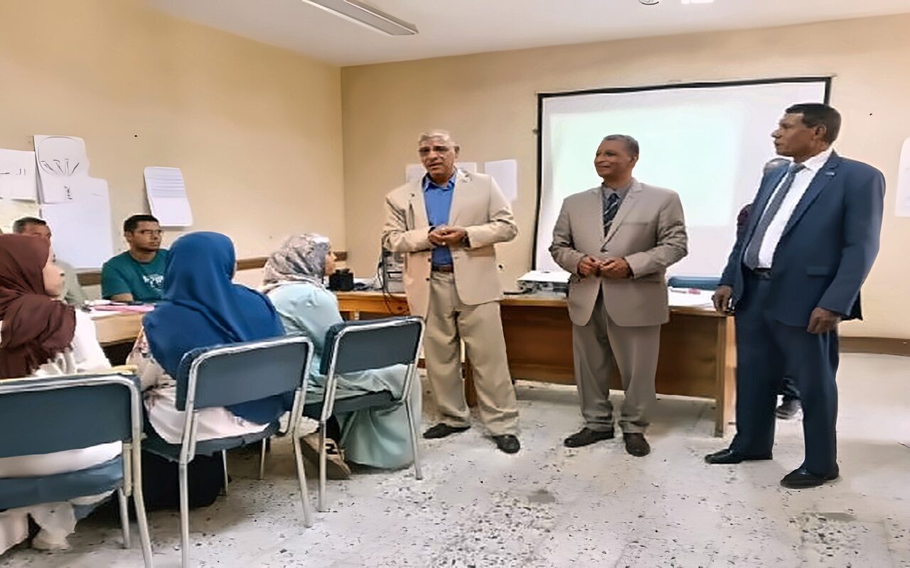 مدير تعليم قنا يتفقد تدريب 80 من القيادات المدرسية والمعلمين على تطبيقات الذكاء الاصطناعي
