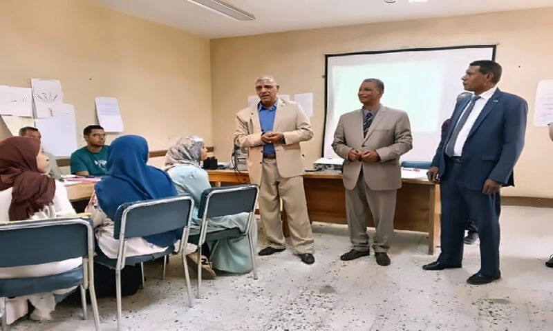مدير تعليم قنا يتفقد تدريب 80 من القيادات المدرسية والمعلمين على تطبيقات الذكاء الاصطناعي