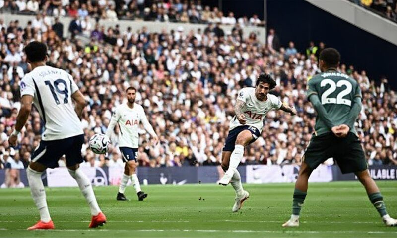توتنهام في مهمة صعبة أمام مانشستر يونايتد لكسر نتائجه السلبية في الدوري الإنجليزي