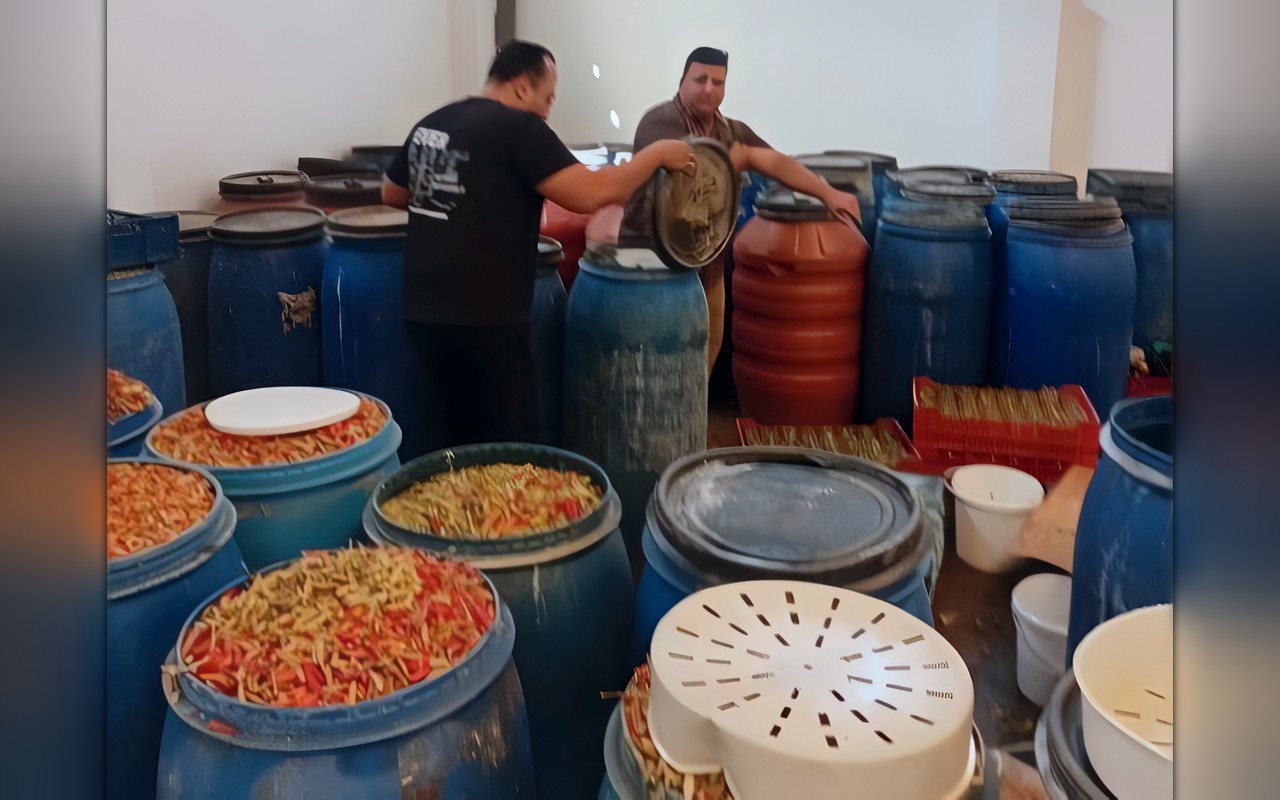 تموين الفشن يضبط 2.8 طن مخللات و1300 لتر لبن غير صالح ويحرر 31 مخالفة
