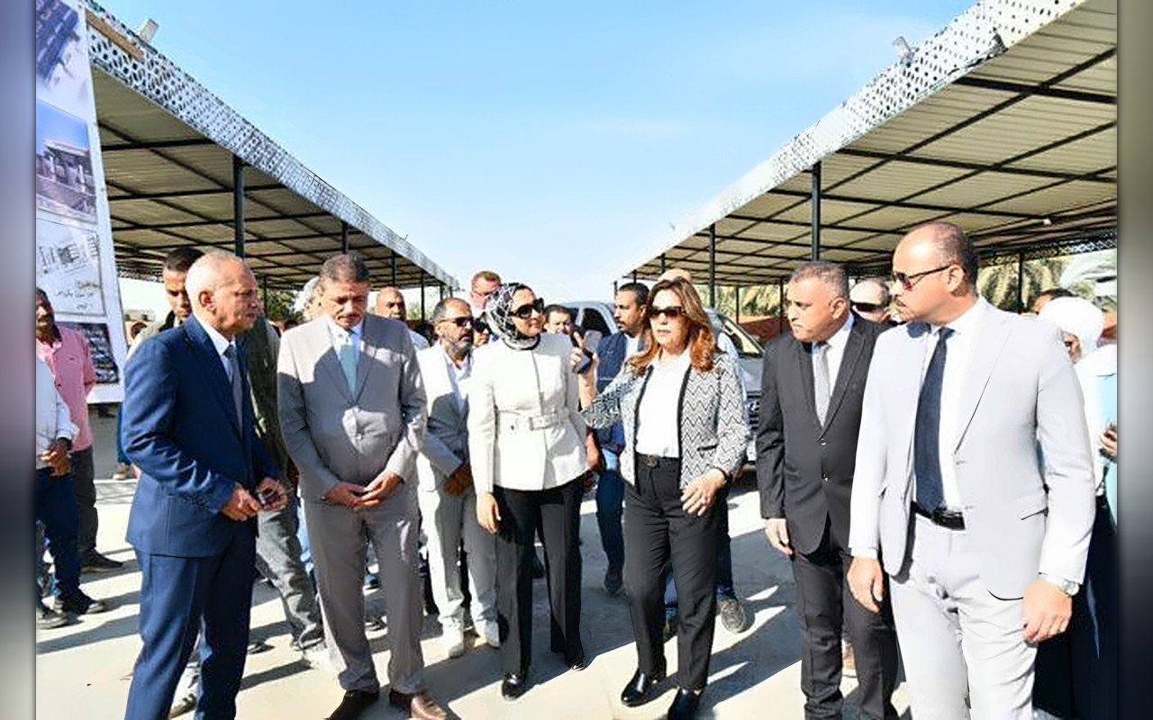 وزيرة التنمية المحلية ومحافظ الوادي الجديد تتفقدان أعمال تطوير الموقف الإقليمي بالخارجة
