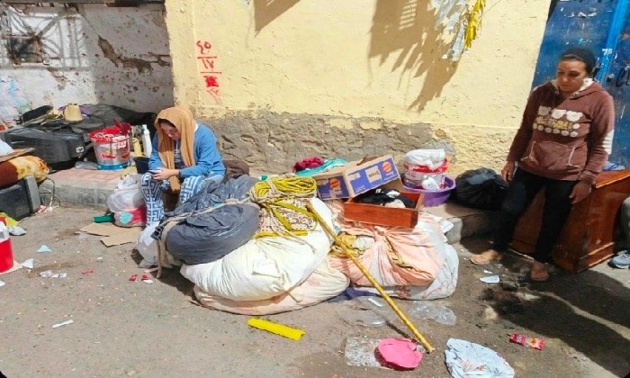 «بننام في الشارع».. أستغاثة 3 أسر تضررت من حريق عقارهم بسبب انفجار أنبوبة بالإسكندرية