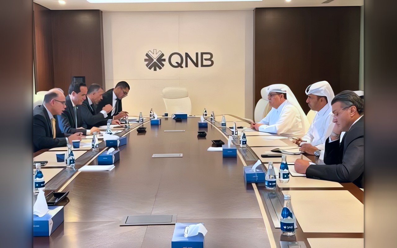 وزير «الاستثمار» يبحث مع رئيس مجموعة QNB تعزيز الترويج للطروحات الحكومية
