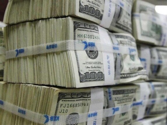 تراجع وتيرة تخارج الأجانب من أدوات الدين واستقرار سعر الدولار فوق 56 جنيها