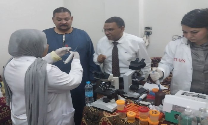 قافله طبية بجامعة سوهاج توقع الكشف الطبي على مئات المواطنين وصرف العلاج بالمجان بقرية الصلعا