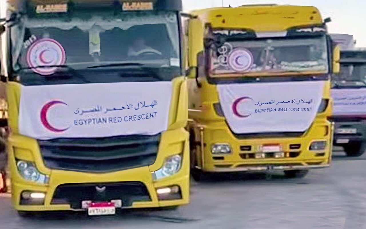«زاد العزة 290».. قافلة جديدة من الهلال الأحمر لدعم أهالي غزة