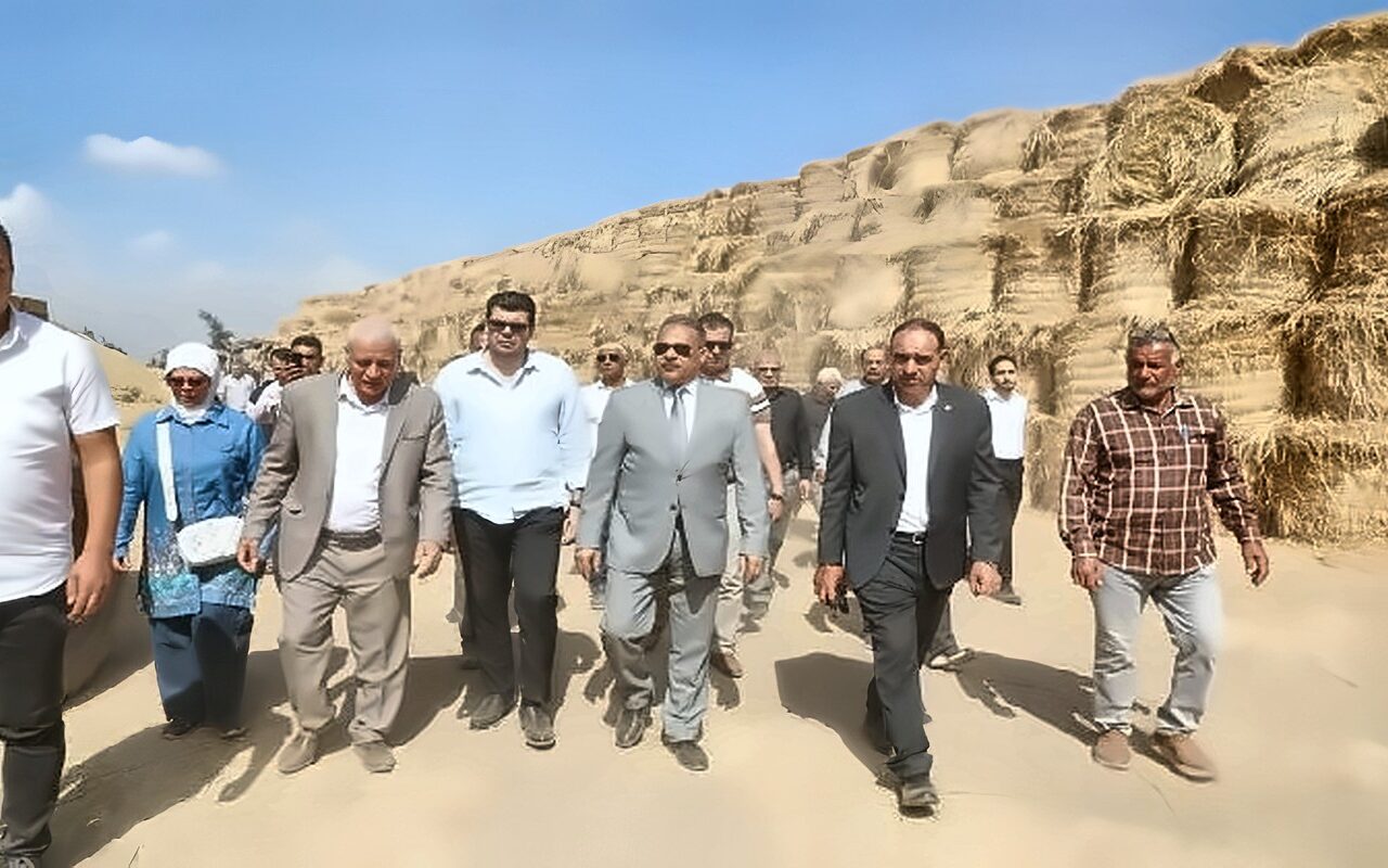 محافظ الشرقية يتفقد موقع تجميع قش الأرز بالجوسق لمواجهة السحابة السوداء