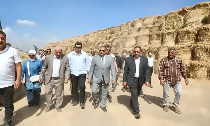 محافظ الشرقية يتفقد موقع تجميع قش الأرز بالجوسق لمواجهة السحابة السوداء