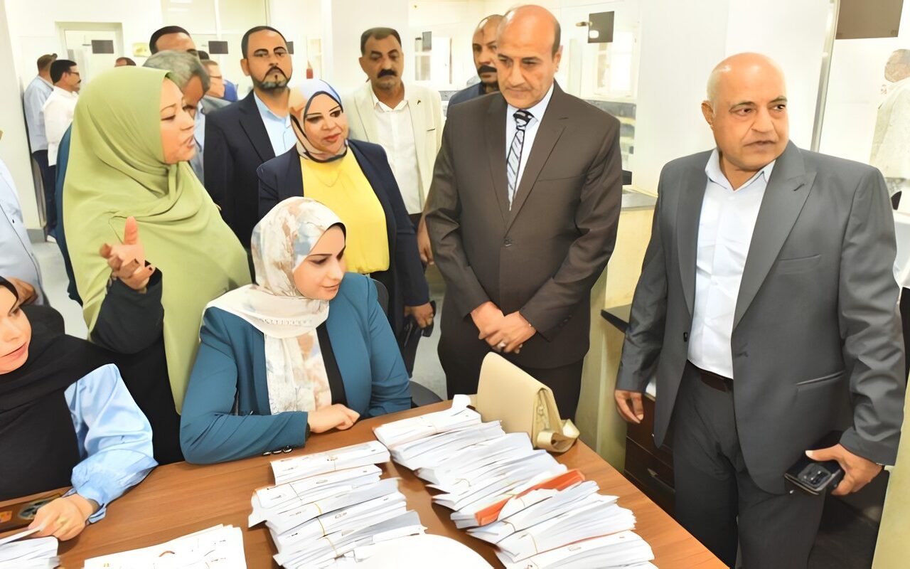 مجمعات «حياة كريمة” بأسيوط: 17 شباكًا لخدمة المواطنين وتوزيع أكثر من 6 آلاف بطاقة دعم نقدي